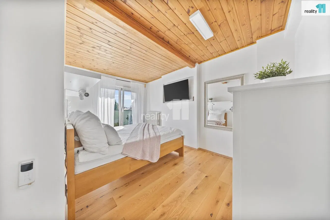 Schlafzimmer; holzboden, tageslicht, moderner stil