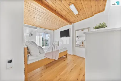 Schlafzimmer; holzboden, tageslicht, moderner stil