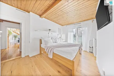 Schlafzimmer; holzboden, tageslicht