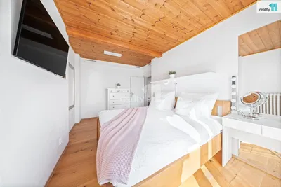 Schlafzimmer; holzboden, holzbalken, tageslicht, moderner stil