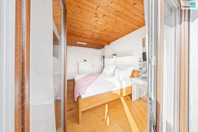 Schlafzimmer; holzbalken, holzboden, tageslicht
