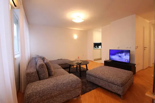 Дневна соба; природно светло, модерни стил