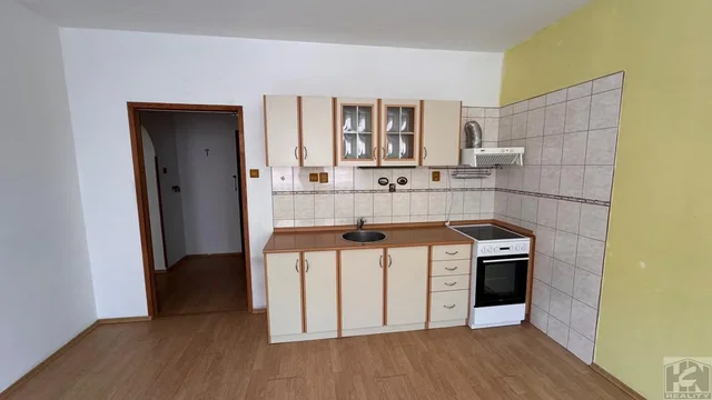 Cucina; elettrodomestici, pavimento in piastrelle