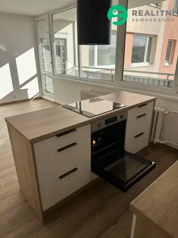 Kitchen; kitchen appliances, natural light, modern style