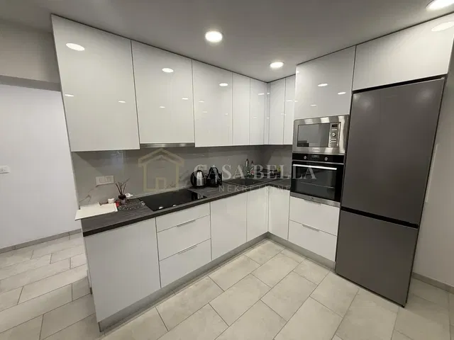 Cozinha; eletrodomésticos, renovado, chão de azulejo, luz natural, estilo moderno