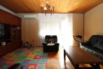 Дневна соба; дрвени под, природно светло