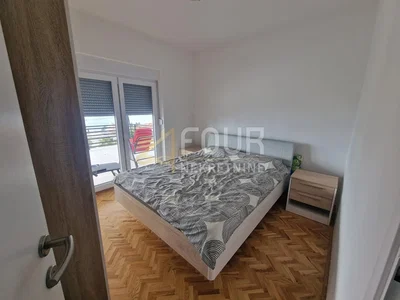 Spavaća soba; drveni pod, prirodno svjetlo