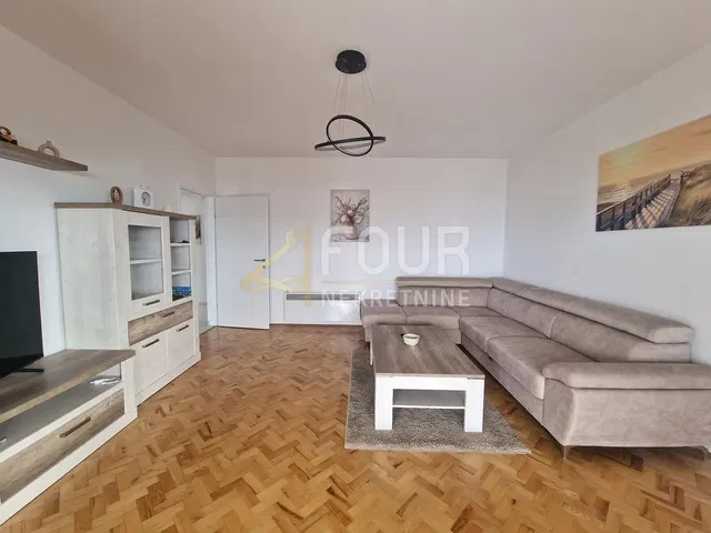 Sala de estar; chão de madeira, luz natural, estilo moderno