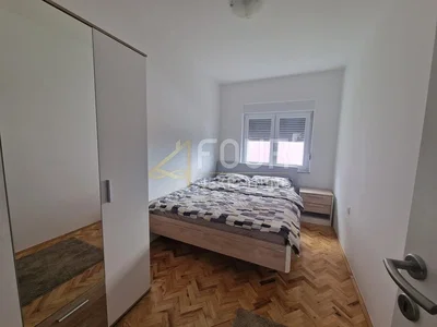 Спаваћа соба; дрвени под, природно светло