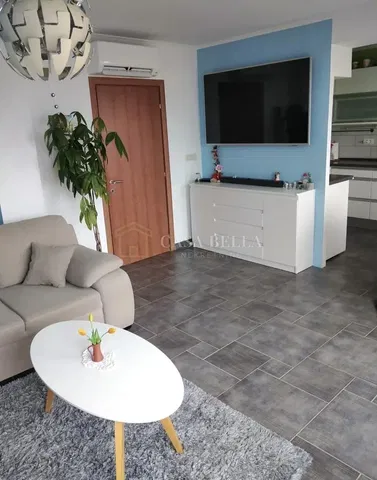 Soggiorno; pavimento in piastrelle, luce naturale, stile moderno