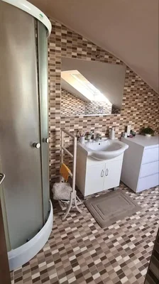 Salle de bain; carrelage, lumière naturelle
