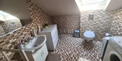 Toilettes; carrelage, lumière naturelle