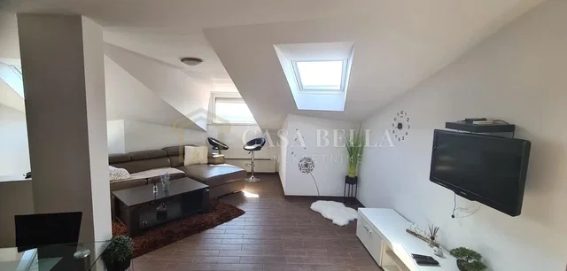 Soggiorno; luce naturale, pavimento in piastrelle