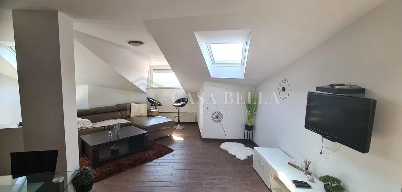 Salon; lumière naturelle, carrelage