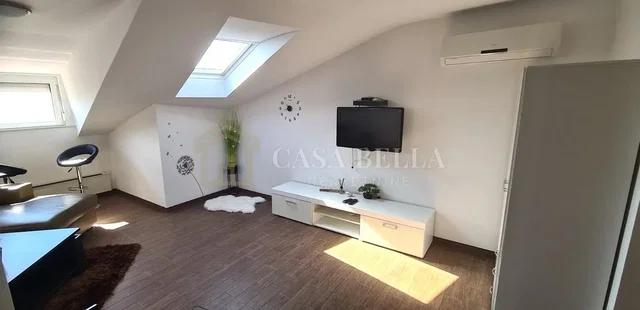 Camera da letto; luce naturale, stile moderno, pavimento in piastrelle