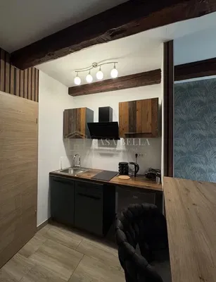 Küche; holzbalken, holzboden, rustikaler stil, renoviert, tageslicht, küchengeräte