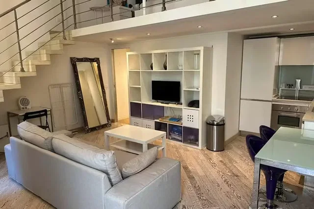 Obývací pokoj; výhled, kuchyňské spotřebiče, přirozené světlo, moderní styl, dřevěná podlaha