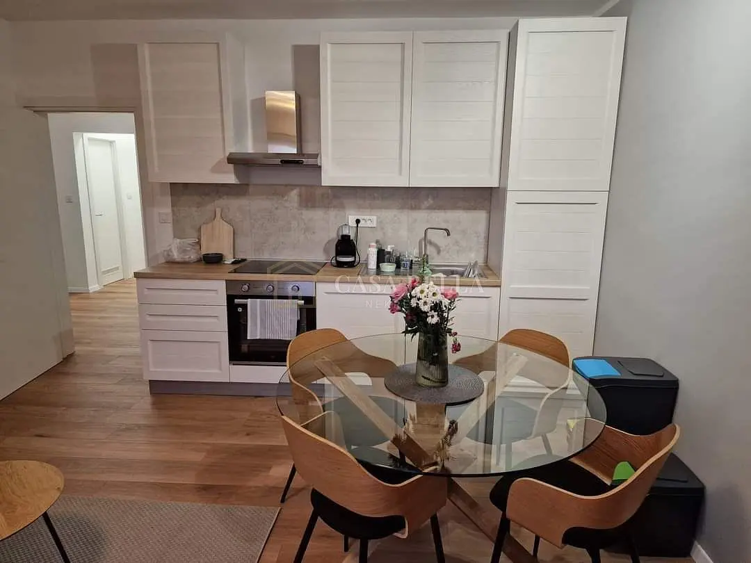 Küche; küchengeräte, moderner stil, holzboden, tageslicht