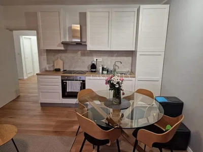 Küche; küchengeräte, moderner stil, holzboden, tageslicht