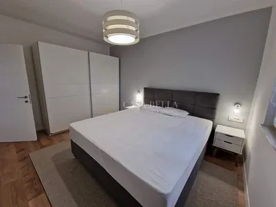 Schlafzimmer; holzboden, tageslicht, moderner stil