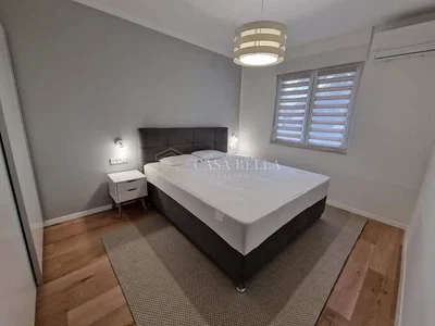 Schlafzimmer; holzboden, tageslicht, moderner stil