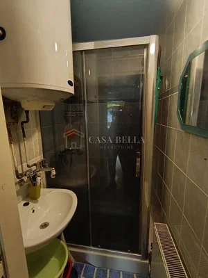 Salle de bain; chauffe-eau, carrelage, nécessite rénovation, lumière naturelle