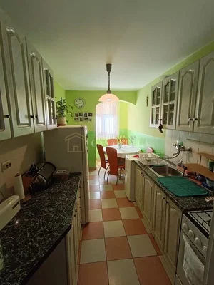 Cuisine; électroménager, carrelage, lumière naturelle, style moderne