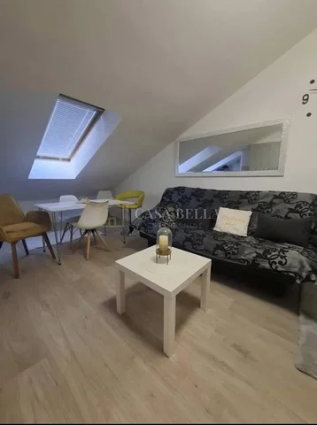 Soggiorno; stile moderno, pavimento in legno, luce naturale