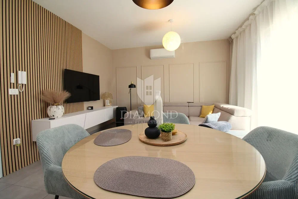 Obývací pokoj; moderní styl, přirozené světlo, po rekonstrukci