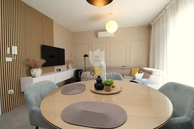 Obývací pokoj; moderní styl, přirozené světlo, po rekonstrukci