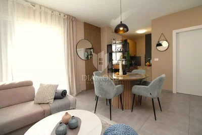 Obývací pokoj; moderní styl, přirozené světlo, dlažba