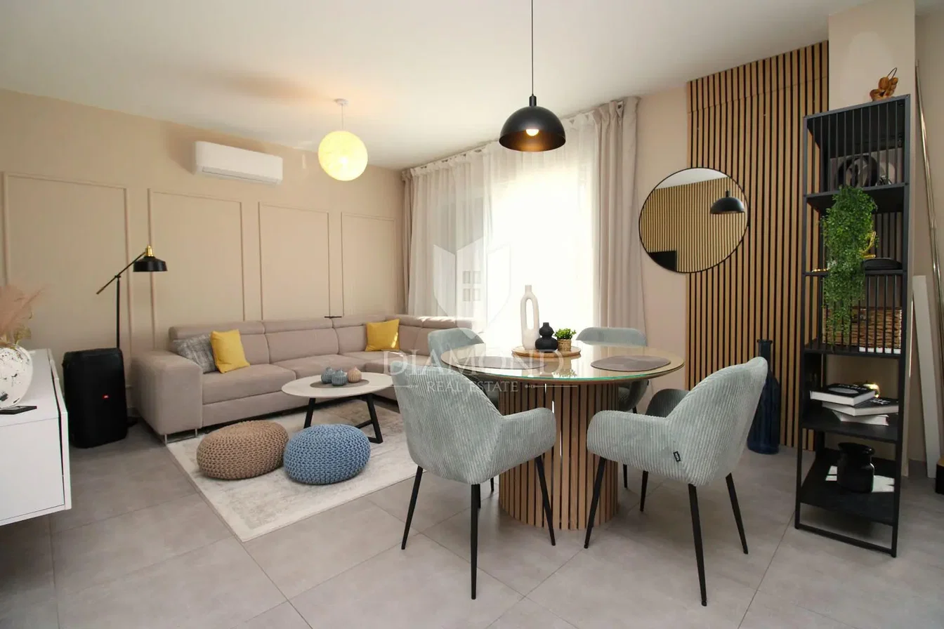 Obývací pokoj; moderní styl, dlažba, přirozené světlo