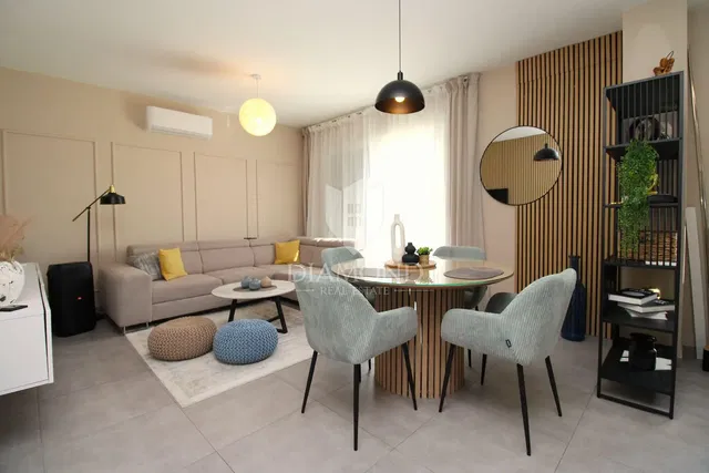 Soggiorno; stile moderno, pavimento in piastrelle, luce naturale