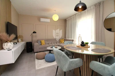 Obývací pokoj; moderní styl, přirozené světlo, dlažba, po rekonstrukci