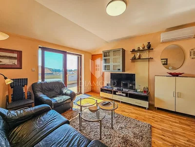 Дневна соба; поглед, дрвени под, природно светло, модерни стил