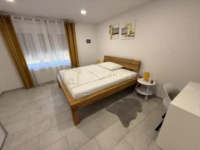 Schlafzimmer; fliesenboden, tageslicht, moderner stil