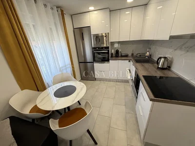 Küche; küchengeräte, moderner stil, renoviert, fliesenboden, tageslicht