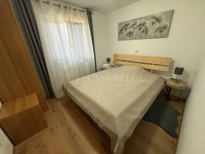 Schlafzimmer; holzboden, tageslicht, moderner stil
