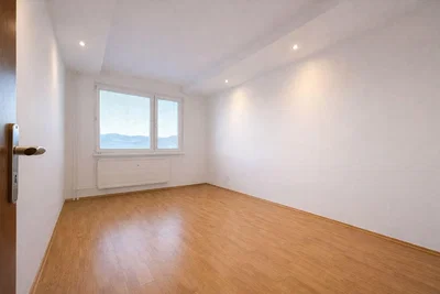 Ložnice; přirozené světlo, dřevěná podlaha