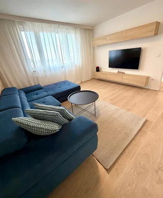 Obývací pokoj; přirozené světlo, dřevěná podlaha, moderní styl