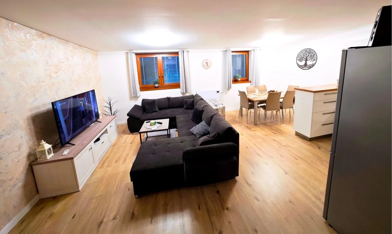 Obývací pokoj; přirozené světlo, dřevěná podlaha, moderní styl