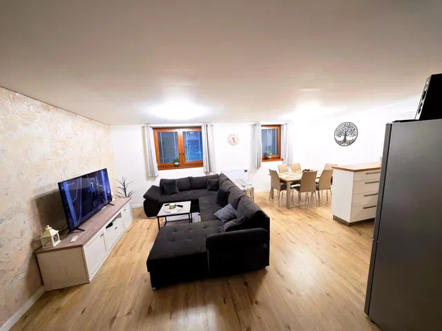 Wohnzimmer; holzboden, tageslicht, moderner stil
