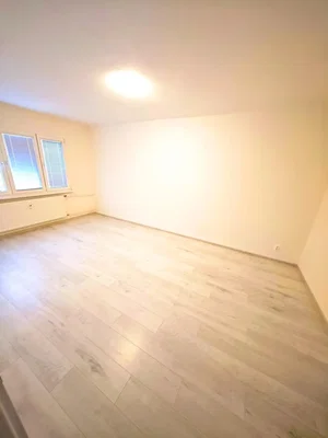 Spavaća soba; prirodno svjetlo, drveni pod, renoviran