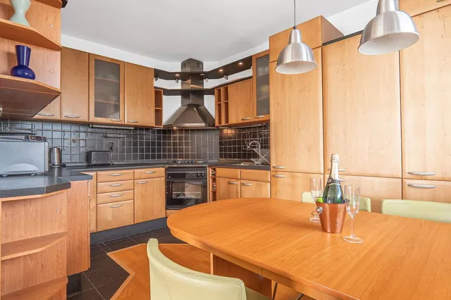 Küche; küchengeräte, tageslicht, moderner stil