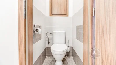 Toilette; fliesenboden