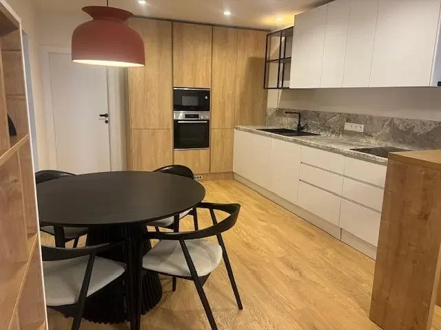 Kuchyně; kuchyňské spotřebiče, přirozené světlo, moderní styl, dřevěná podlaha