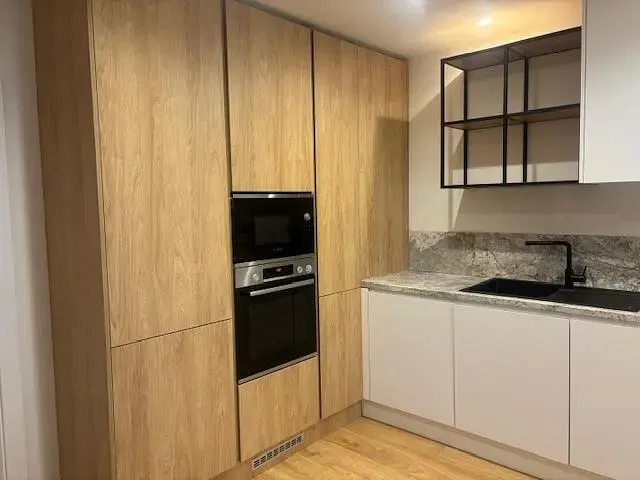 Küche; küchengeräte, tageslicht, moderner stil