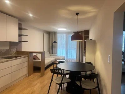 Dnevna soba; drveni pod, prirodno svjetlo, moderni stil