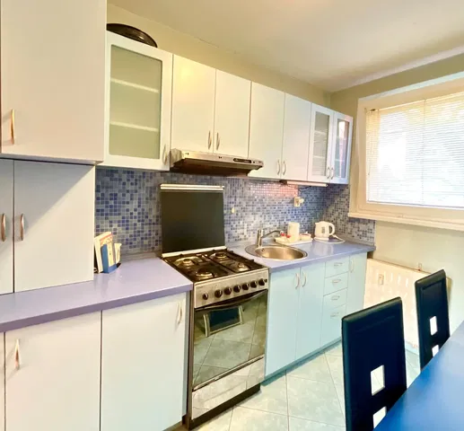 Küche; küchengeräte, fliesenboden, tageslicht