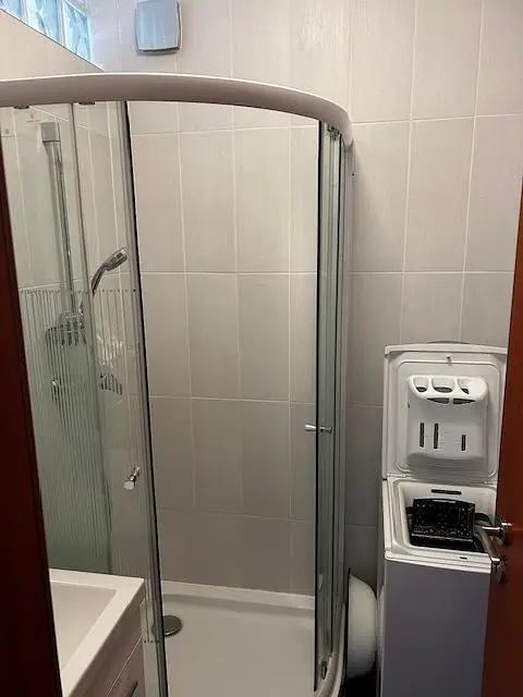 Badezimmer; fliesenboden, tageslicht, renoviert